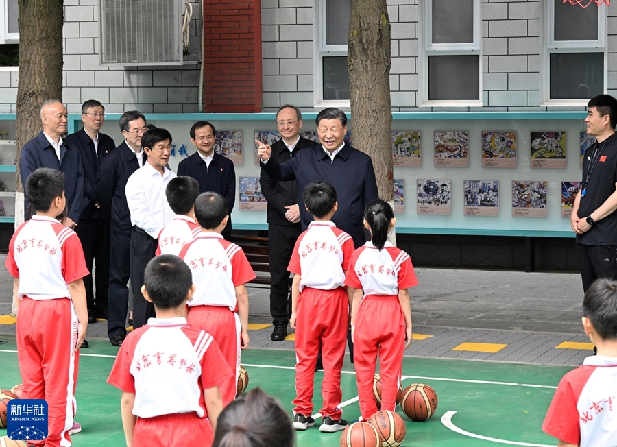  5月31日上午，中共中央总书记、国家主席、中央军委主席习近平来到北京育英学?？赐课适ι蛉愦笊倌甓：亍傲弧惫识诳炖?。这是习近平在篮球场同正在上体育课的小学生们亲切交流。新华社记者 申宏 摄